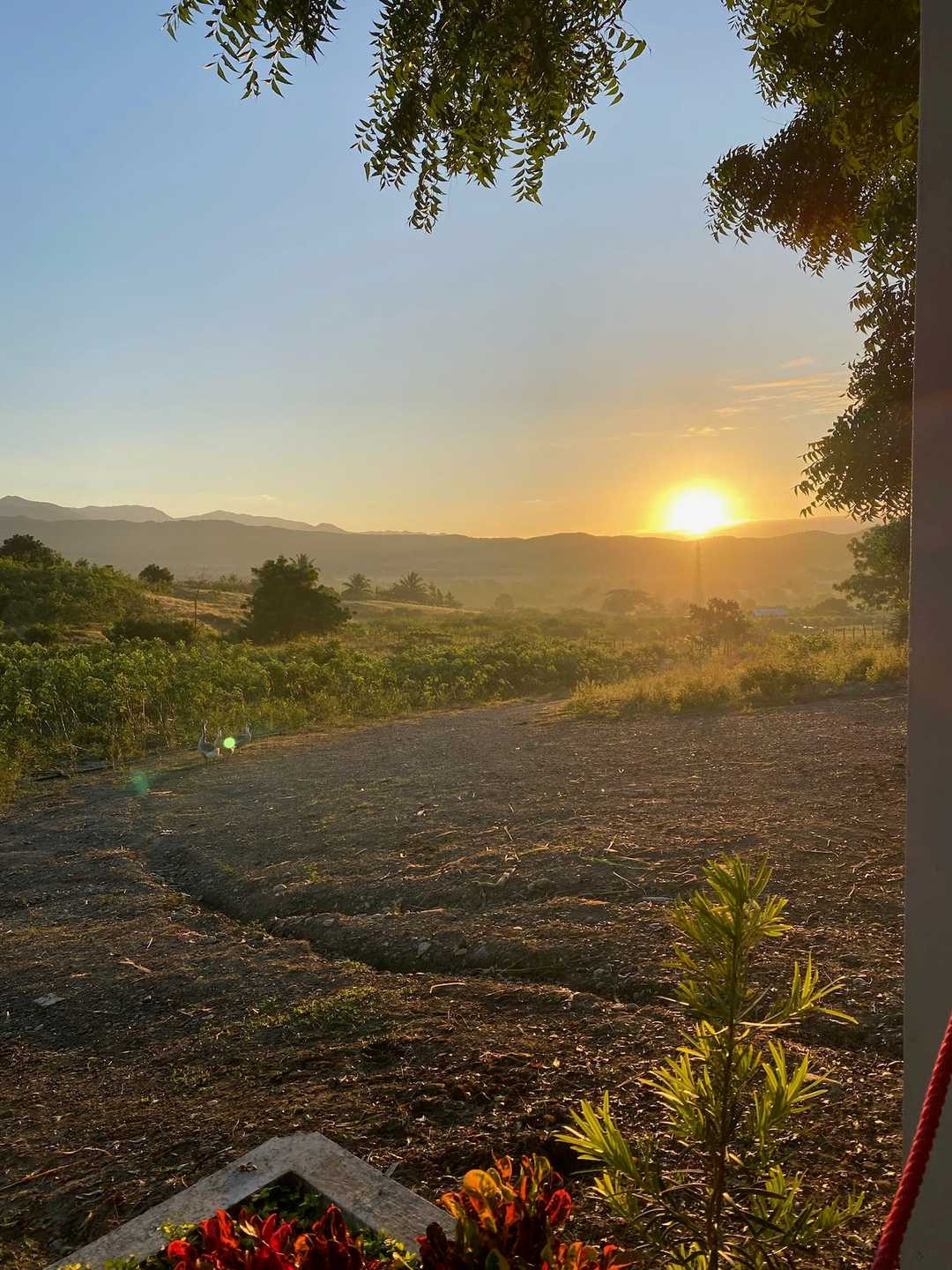 El sol se pone sobre el valle